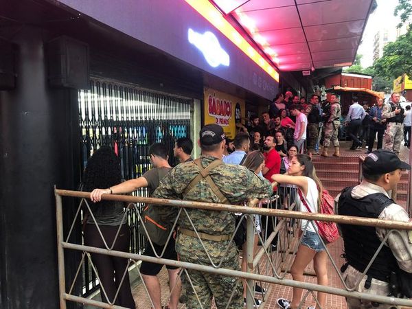 Fila de compradores en primer día del Black Friday en CDE - Nacionales - ABC Color