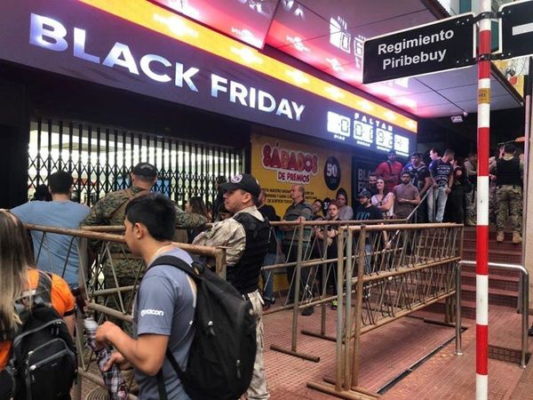 Black Friday CDE: Largas filas de clientes que esperan aprovechar las rebajas de precios - ADN Paraguayo