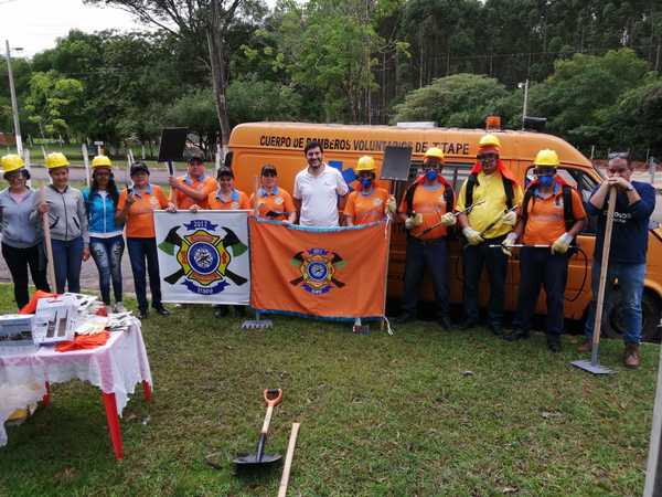ATP entrega equipamientos a bomberos que combaten incendios forestales » Ñanduti