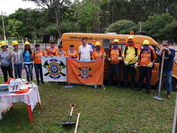 ATP entrega equipamientos a bomberos que combaten incendios forestales » Ñanduti