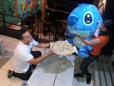 Sorprendió a su novia con pizza y un peluche gigante