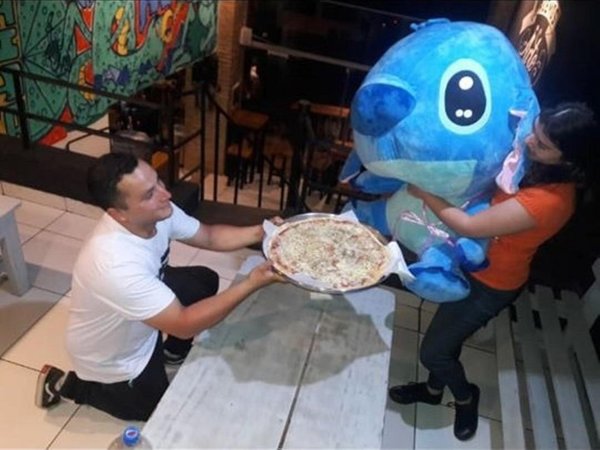 Sorprendió a su novia con pizza y un peluche gigante
