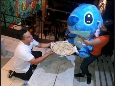 SORPRENDIÓ A SU NOVIA CON PIZZA Y UN PELUCHE GIGANTE