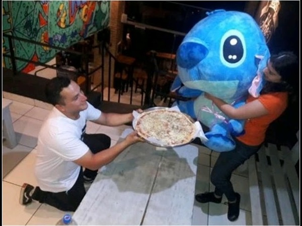 SORPRENDIÓ A SU NOVIA CON PIZZA Y UN PELUCHE GIGANTE