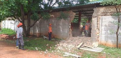 Fiscalía ordena a Rakiura derrumbar caballerizas construidas en terreno ajeno - Nacionales - ABC Color