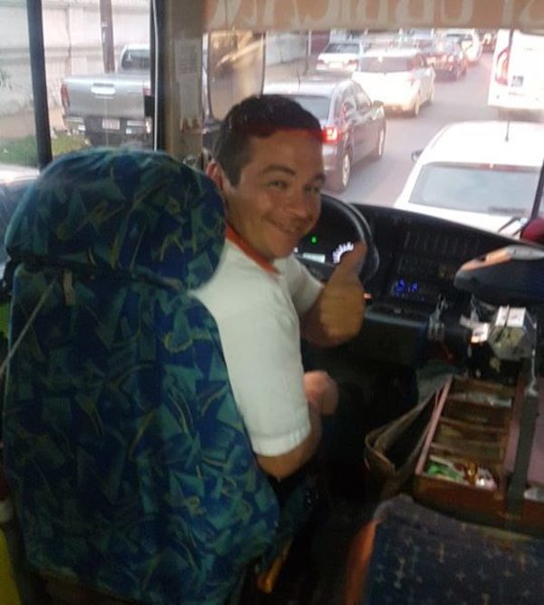 Chofer celebró su cumpleaños, regalando chupetines a sus pasajeros