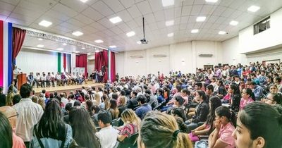 EBY ENTREGÓ APORTES A ESTUDIANTES Y FUNCIONARIOS DE SALUD