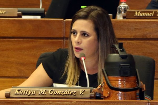 Kattya González: "el tratamiento del Presupuesto es indecente"