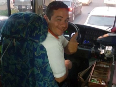 Chofer festejó su cumple repartiendo chupetines a sus pasajeros
