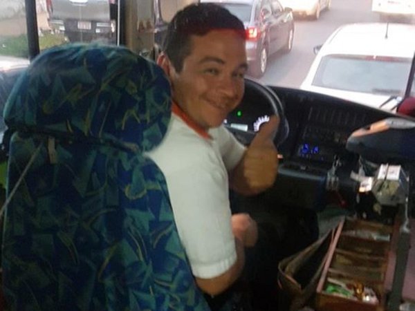 Chofer festejó su cumple repartiendo chupetines a sus pasajeros