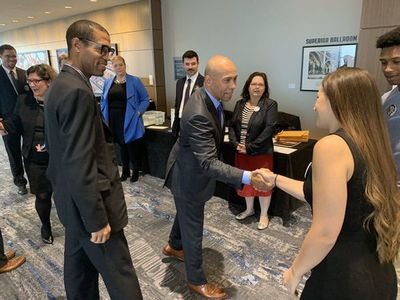 Un exgobernador negro se convierte en el 18º presidenciable demócrata en EEUU