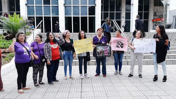 Frente al Palacio de Justicia lanzan la marcha del #25N - Nacionales - ABC Color