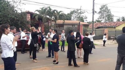 Funcionarios de Poder Judicial y Ministerio Público cierran calle en Caacupé - Nacionales - ABC Color