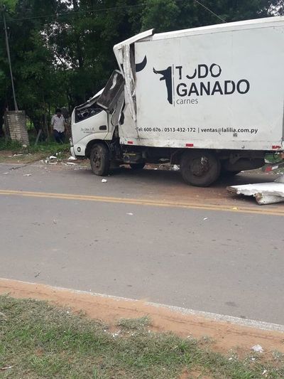 Perdió el control de su camión y chocó contra una columna en Caacupé - Nacionales - ABC Color
