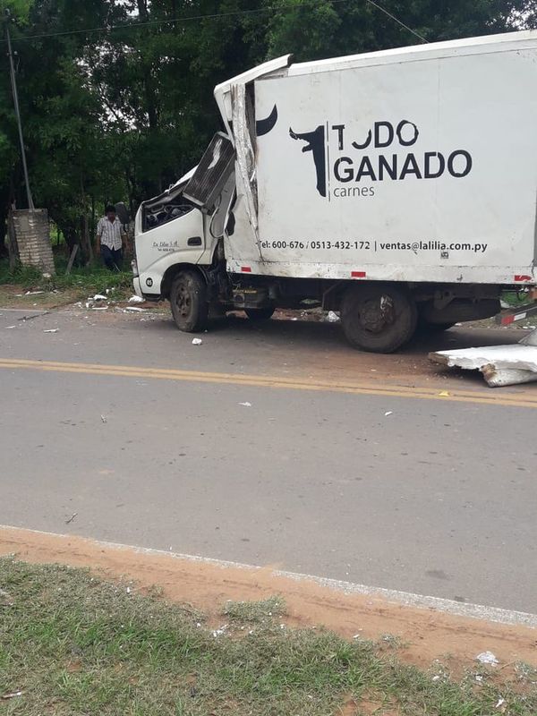 Perdió el control de su camión y chocó contra una columna en Caacupé - Nacionales - ABC Color