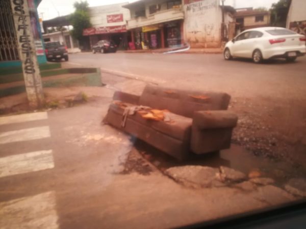 Un sofá en el medio de la calle | San Lorenzo Py