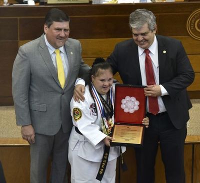 Rosita Battilana fue homenajeada en el Senado - Polideportivo - ABC Color