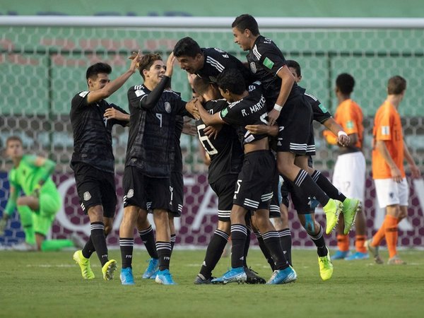 Los penales llevan a México a la final