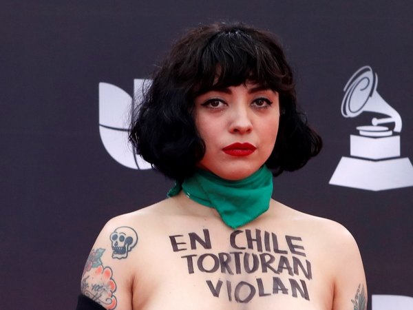 Mon Laferte desnuda su torso en Latin Grammy y denuncia que en Chile "matan"
