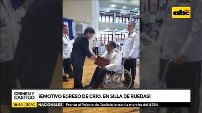 Emotivo egreso de comisario en silla de ruedas - Crimen y castigo - ABC Color