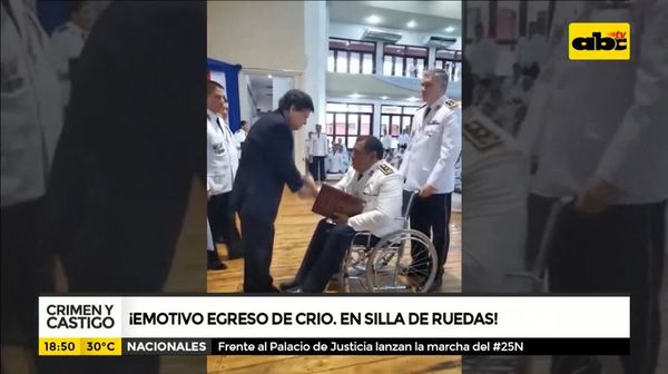Emotivo egreso de comisario en silla de ruedas - Crimen y castigo - ABC Color