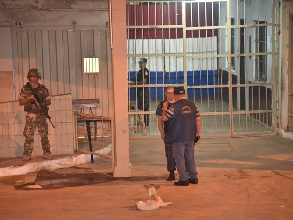 Incautan dos machetes en el patio de Tacumbú