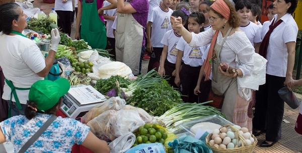 Feria de productos hortigranjeros y de artesanía en Plaza de la Democracia