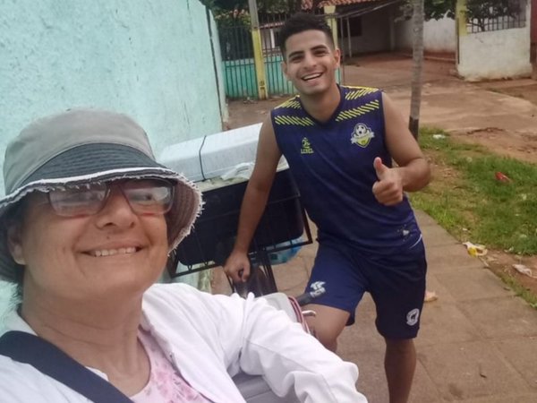 Trabaja con su mamá vendiendo comida en bici para pagar su facu