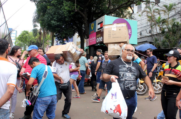 La “fiebre” del Black Friday alivia al deprimido comercio en CDE