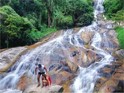 Turista muere al hacer una selfi desde lo alto de una cascada en Tailandia