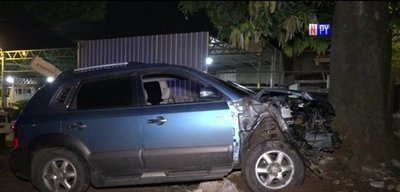 Se salvó de milagro tras chocar con su auto contra un frondoso árbol | Noticias Paraguay