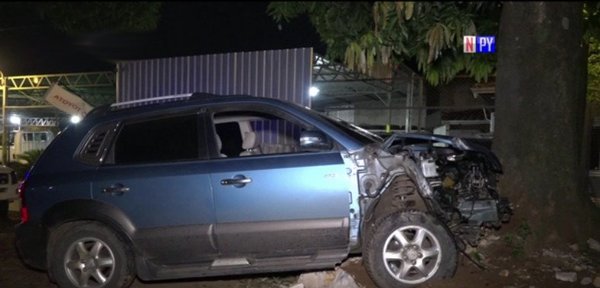 Se salvó de milagro tras chocar con su auto contra un frondoso árbol | Noticias Paraguay
