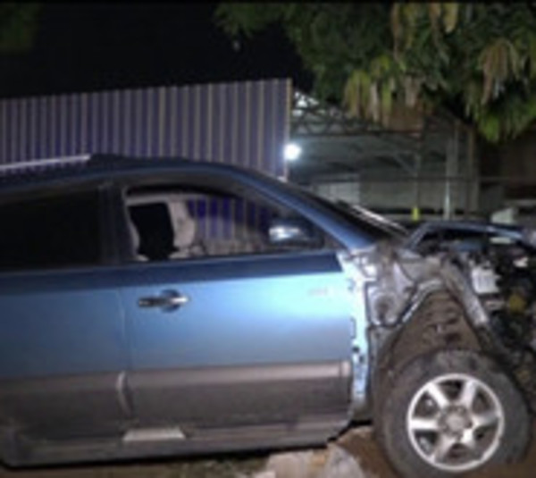 Se salvó de milagro tras chocar con su auto contra un frondoso árbol - Paraguay.com