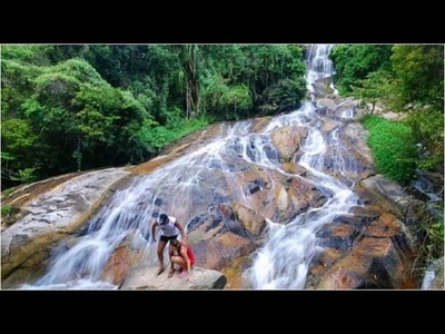 TURISTA MUERE AL HACER UNA SELFI DESDE LO ALTO DE UNA CASCADA EN TAILANDIA
