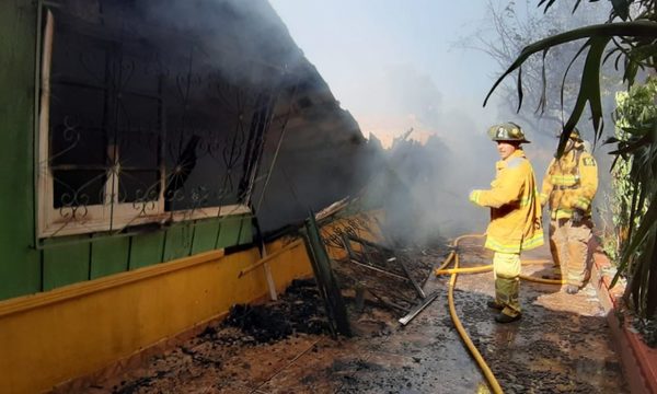 Incendio consume vivienda en Remansito