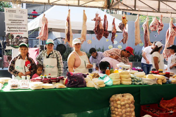 Productores agropecuarios realizan una gran feria en la Plaza de la Democracia | .::Agencia IP::.