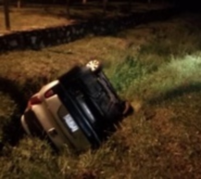Conductor vuelca tras cruzar al lado de camión con luz alta - Paraguay.com