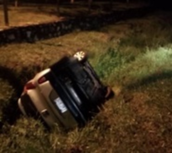 Conductor vuelca tras cruzar al lado de camión con luz alta - Paraguay.com