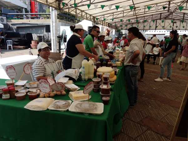 Agricultores ponen a la venta sus productos en la Plaza de la Democracia » Ñanduti