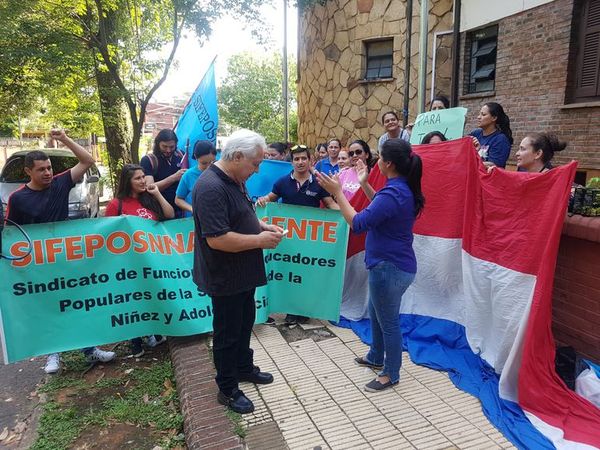 Funcionarios del Ministerio de la Niñez protestan en Asunción - Nacionales - ABC Color