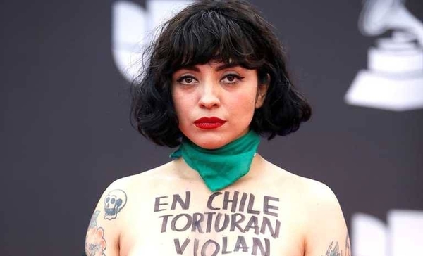 HOY / Mon Laferte desnuda su torso en Latin Grammy y denuncia que en Chile "matan"