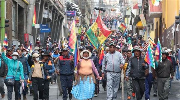 Miles de campesinos e indígenas marchan en La Paz contra el Gobierno interino - .::RADIO NACIONAL::.