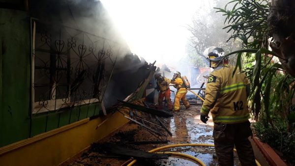 Vivienda arde en llamas en el barrio Remansito