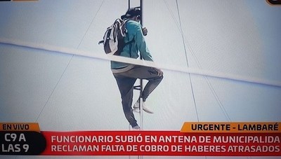 FUNCIONARIO TREPA A LA ANTENA DE LA MUNICIPALIDAD DE LAMBARÉ