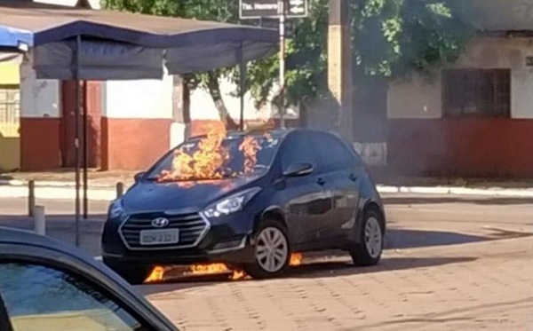 Médico intenta quemar el auto de su expareja