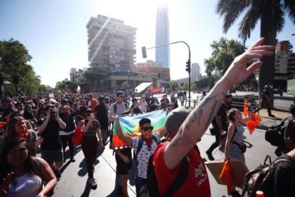 Protestas ponen contra las cuerdas a la debilitada economía de Latinoamérica - .::RADIO NACIONAL::.