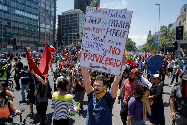 Protestas ponen contra las cuerdas a la debilitada economía de Latinoamérica - Mundo - ABC Color