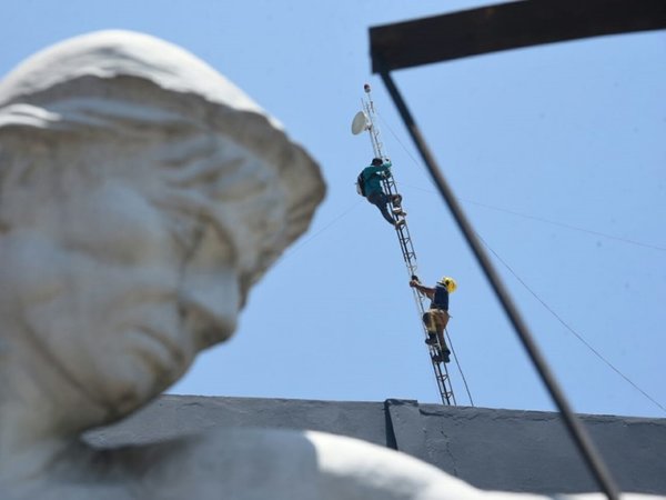 Tensión en Lambaré: Funcionario trepa a una antena