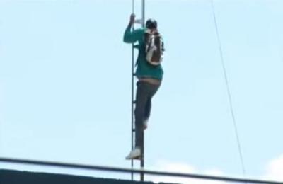 Trabajador de la Municipalidad de Lambaré trepó a una antena - SNT
