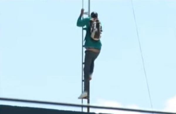 Trabajador de la Municipalidad de Lambaré trepó a una antena - SNT